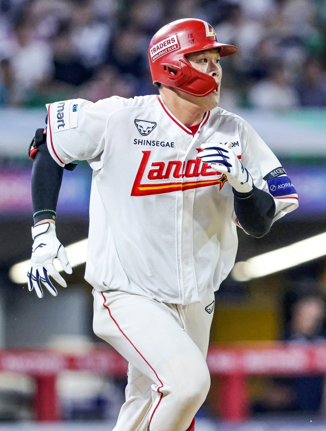 SSG 랜더스 전의산이 29일 인천 SSG랜더스필드에서 열린 두산 베어스와 2026 신한 SOL KBO리그 홈경기에서 4회말 2루타를 날리고 있다. /사진=SSG 랜더스 제공