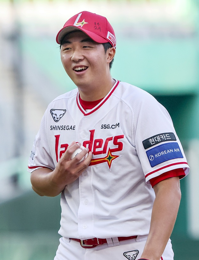 SSG 랜더스 김민준이 29일 인천 SSG랜더스필드에서 열린 두산 베어스와 2026 신한 SOL KBO리그 홈경기에 선발 등판해 미소를 짓고 있다. /사진=SSG 랜더스 제공