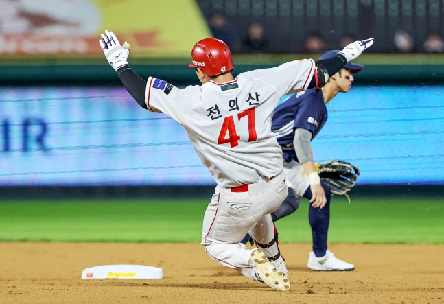 SSG 랜더스 전의산이 29일 인천 SSG랜더스필드에서 열린 두산 베어스와 2026 신한 SOL KBO리그 홈경기에서 2루타를 날리고 2루로 슬라이딩을 해 들어가고 있다. /사진=SSG 랜더스 제공