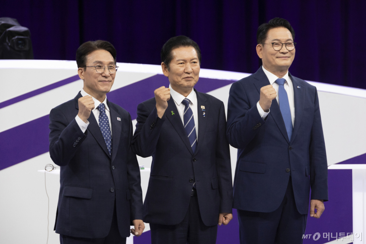 (서울=뉴스1) 국회사진기자단 = 더불어민주당 당권 주자인 김민석(왼쪽부터), 정청래, 송영길 의원이 29일 오후 서울 마포구 MBC에서 TV토론회에서 기념 촬영을 하고 있다. 2026.7.29/뉴스1 Copyright © 뉴스1. All rights reserved. 무단 전재 및 재배포, AI학습 이용 금지. /사진=(서울=뉴스1) 국회사진기자단