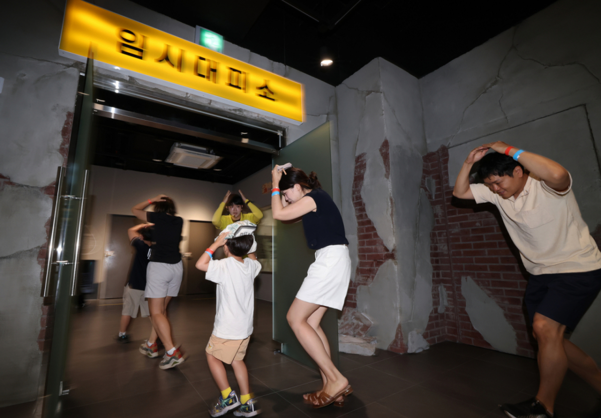 일본 구마모토현에서 규모 7.1의 강진이 발생하면서 한반도 영향에 관심이 쏠리고 있다. 전문가들은 이번 지진이 국내 활성단층을 직접 자극할 가능성은 낮다고 보면서도 장기적인 단층 관측과 내진 대비는 필요하다고 강조했다. 사진은 29일 서울 강서구 마곡안전체험관 자연재난안전체험실에서 어린이와 학부모들이 지진 대피 체험을 하는 모습. /사진=뉴스1