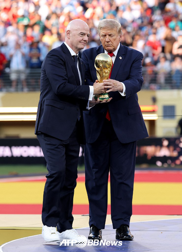 지난 2026 국제축구연맹(FIFA) 북중미 월드컵 시상식 당시 잔니 인판티노(왼쪽) FIFA 회장과 도널드 트럼프 미국 대통령. /AFPBBNews=뉴스1