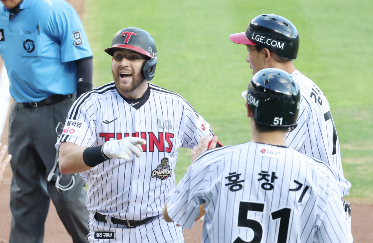 2026 신한 SOL KBO리그 LG 트윈스 대 키움 히어로즈 경기가 29일 서울 잠실야구장에서 열렸다.  LG 오스틴이 1회말 무사 1,3루에서 선제 3점 홈런(3시즌 연속 30홈런)을 날리고 홈인하고 있다. /사진=김진경 대기자