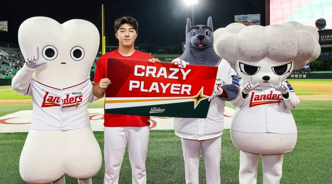 SSG 랜더스 김민준이 29일 인천 SSG랜더스필드에서 열린 두산 베어스와 2026 신한 SOL KBO리그 홈경기에 선발 등판해 승리를 따낸 뒤 수훈 선수 수상을 하고 있다. /사진=SSG 랜더스 제공
