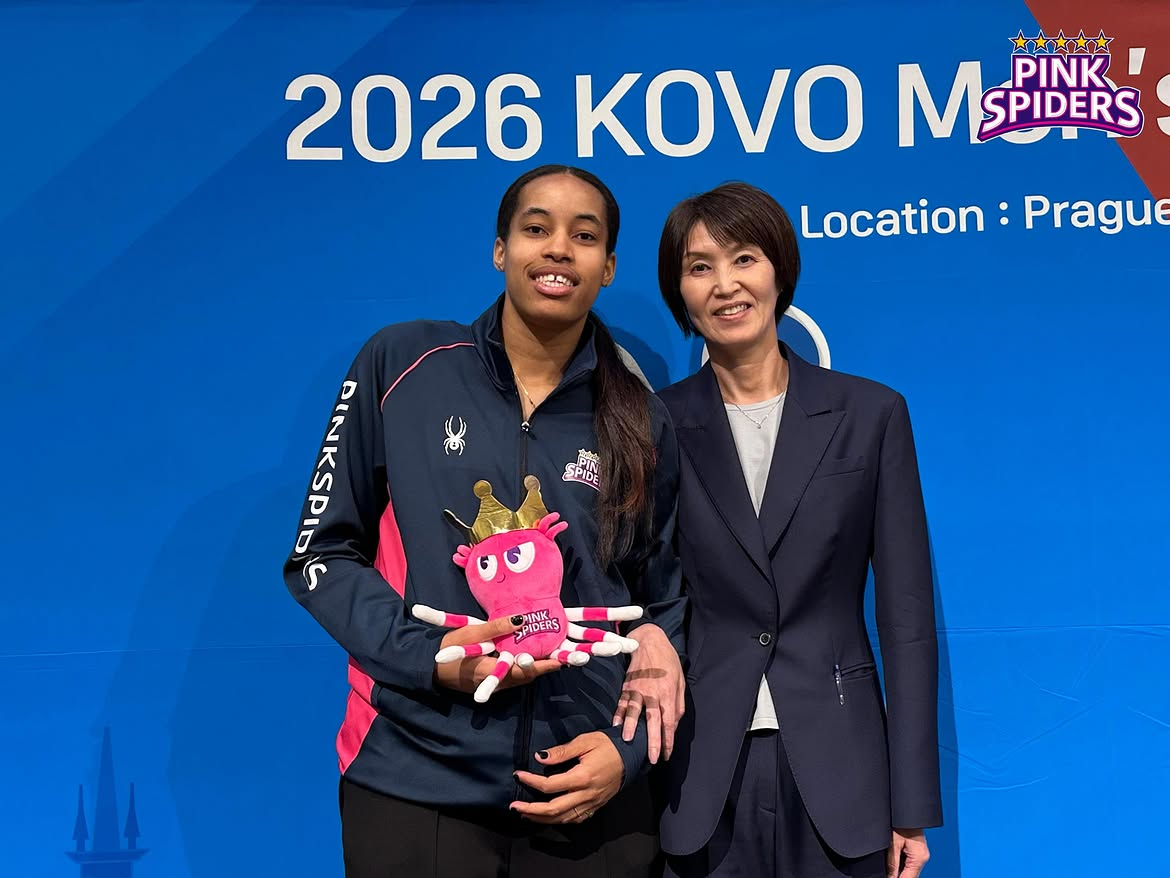 지난 5월 2026 한국배구연맹(KOVO) 외국인선수 드래프트 당시 전체 3순위로 흥국생명 지명을 받았던 옌시 킨델란. 오른쪽은 요시하라 도모코 감독. /사진=흥국생명 배구단 제공