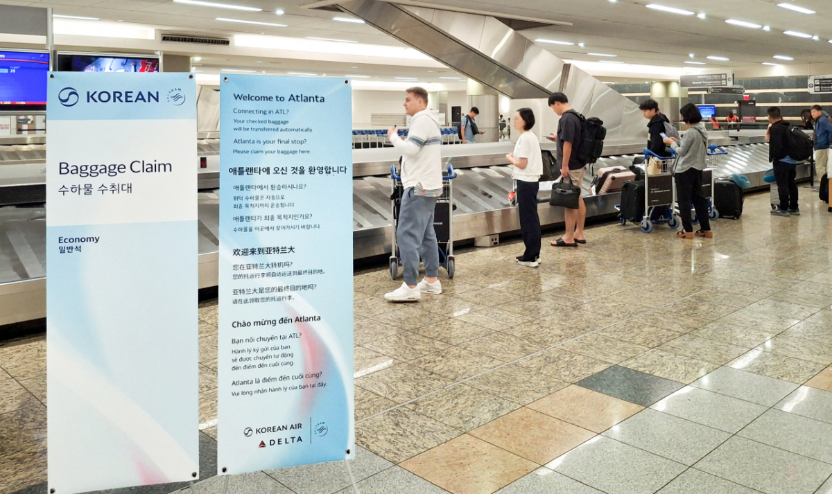 미국 애틀랜타 공항 수하물 수취대 인근에 설치된 ‘수하물 자동연결 서비스’ 안내문./사진제공=대한항공