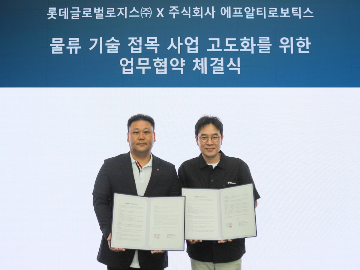 롯데글로벌로지스는 로봇 전문기업 '에프알티로보틱스'와 함께 AI 기반 '웨어러블 로봇' 공동 개발 및 상용화를 위한 업무협약을 체결했다고 30일 밝힌 가운데 지난 29일 업무협약식을 마친 육창용 롯데글로벌로지스 테크놀로지부문장(사진 왼쪽), 장재호 에프알티로보틱스 대표가 기념 사진을 촬영하고 있다./사진제공=롯데글로벌로지스