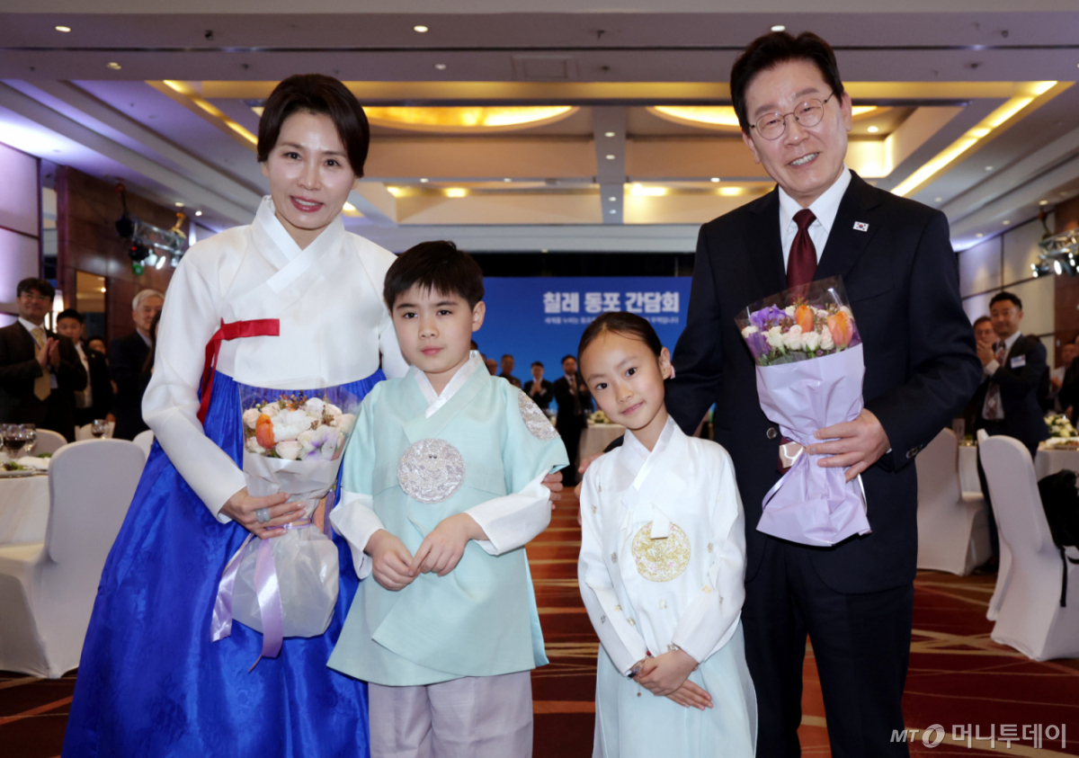 [산티아고=뉴시스] 김진아 기자 = 이재명 대통령과 김혜경 여사가 29일(현지 시간) 칠레 산티아고 한 호텔에서 열린 동포 만찬 간담회에서 화동과 기념촬영을 하고 있다. 2026.07.30. bluesoda@newsis.com /사진=김진아