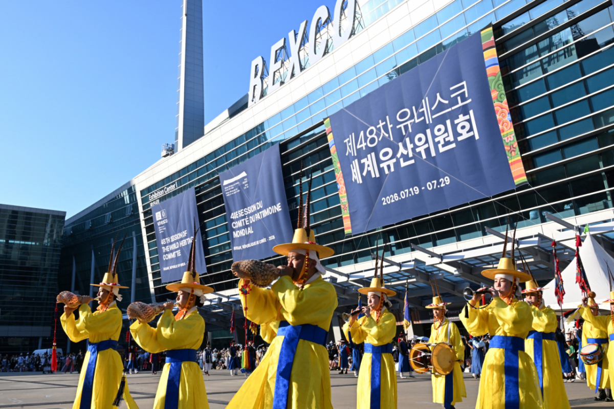 지난 26일 오후 부산 벡스코 야외광장에서 제48차 유네스코 세계유산위원회 개최를 기념해 전통예술 공연단과 시민 참여단이 함께 조선통신사의 평화와 교류의 의미를 선보이는 ‘조선통신사 행렬 재현 행사’가 펼쳐지고 있다. /사진제공 = 국가유산청