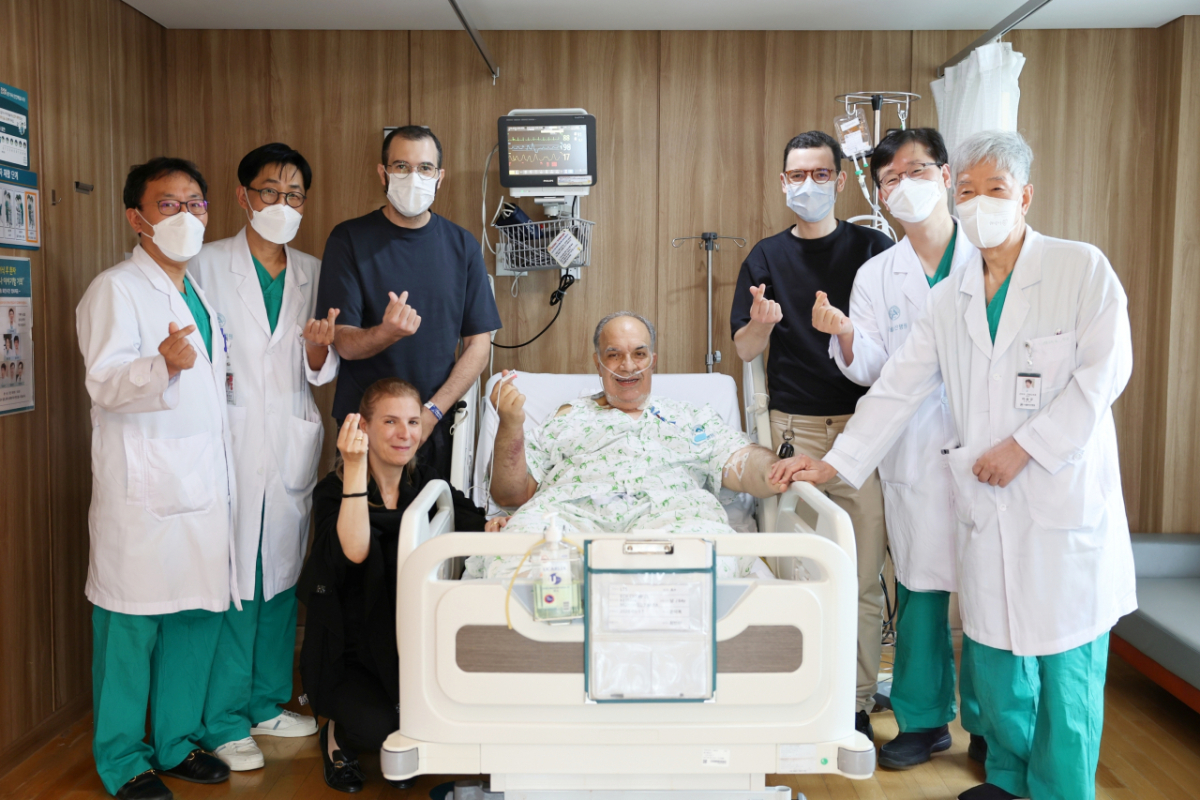 모로코 삼부자 가족이 2대1 생체간이식 수술을 집도한 서울아산병원 간이식·간담도외과 의료진과 기념촬영을 하고 있다. 왼쪽 첫 번째부터 문덕복·송기원 교수, 기증자인 첫째 아들 하침 씨, 수혜자의 아내, 수혜자 모하메드 씨, 기증자인 둘째 아들 오마르 씨, 정동환 교수·이승규 석좌교수. /사진제공=서울아산병원