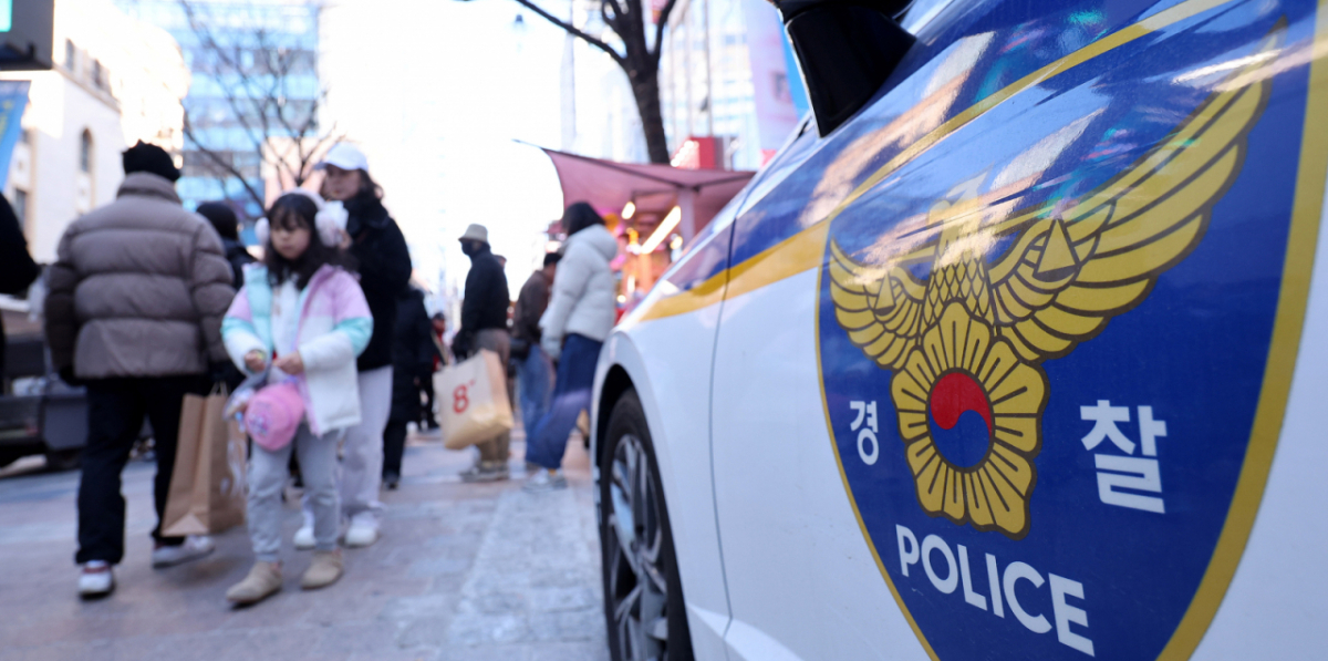 서울 명동 거리에 경찰차가 세워져 있다. 2025.12.25/뉴스1 Copyright © 뉴스1. All rights reserved. 무단 전재 및 재배포, AI학습 이용 금지. /사진=(서울=뉴스1)
