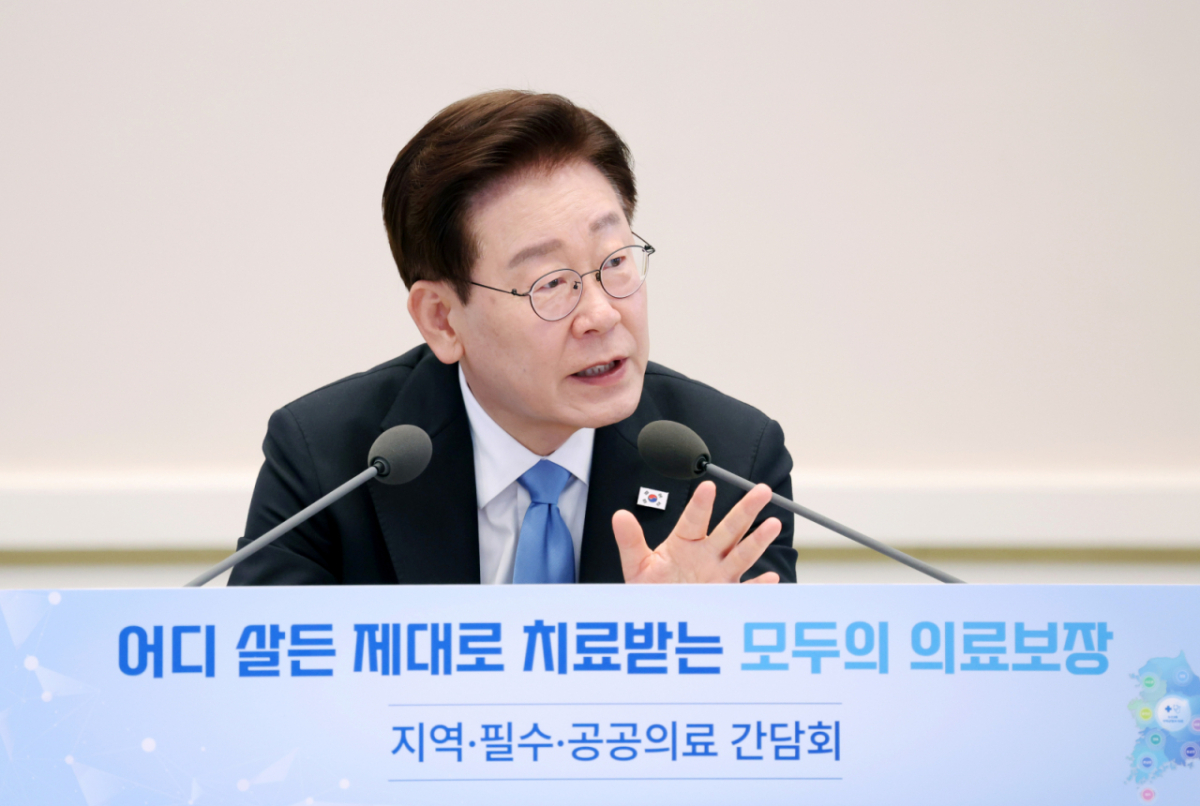 [서울=뉴시스] 조성봉 기자 = 정은경 보건복지부 장관이 22일 청와대 영빈관에서 열린 '지역필수공공의료 간담회'에서 이재명 대통령의 질의에 답하고 있다. 2026.07.22. suncho21@newsis.com /사진=김진아