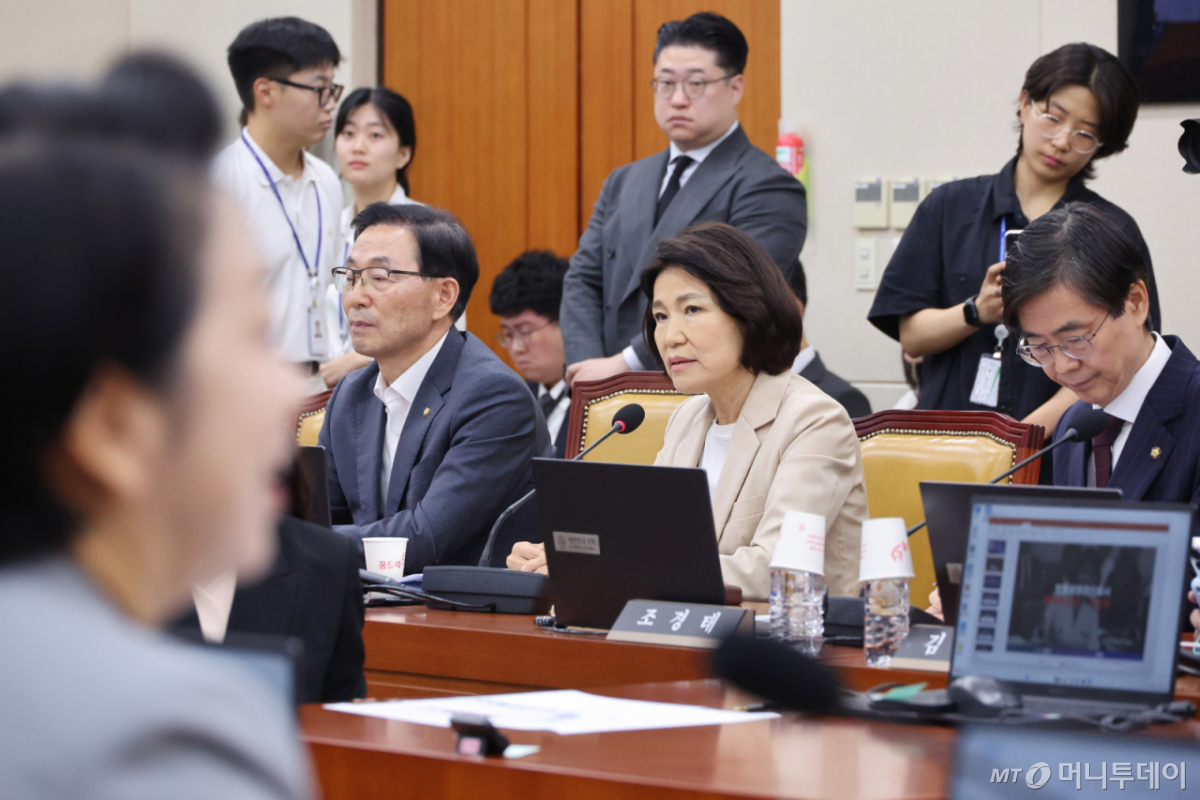(서울=뉴스1) 신웅수 기자 = 이진숙 국민의힘 의원이 30일 서울 여의도 국회에서 열린 과학기술정보방송통신위원회 전체회의에서 목을 축이고 있다. 2026.7.30/뉴스1 Copyright © 뉴스1. All rights reserved. 무단 전재 및 재배포, AI학습 이용 금지. /사진=(서울=뉴스1) 신웅수 기자