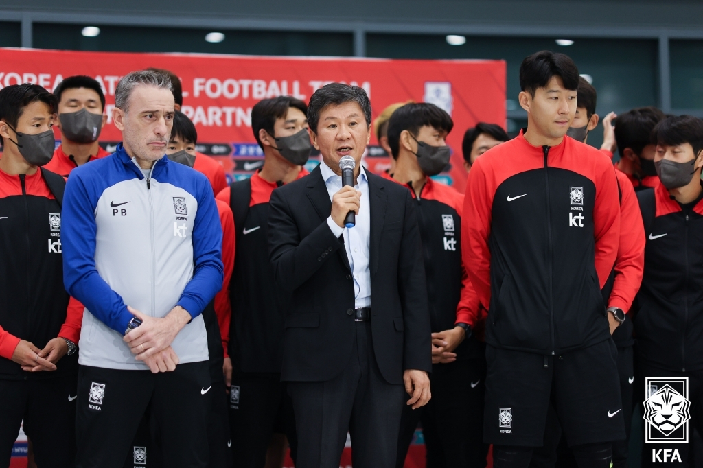 지난 2022년 카타르 월드컵 이후 남자 A대표팀 귀국 당시 정몽규(가운데) 회장과 파울루 벤투 감독. /사진=대한축구협회 제공
