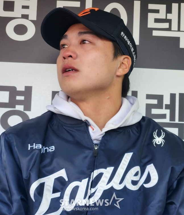 왕옌청이 지난 3월 29일 키움전에서 첫 승을 따낸 뒤 눈물을 흘리고 있다. /사진=스타뉴스