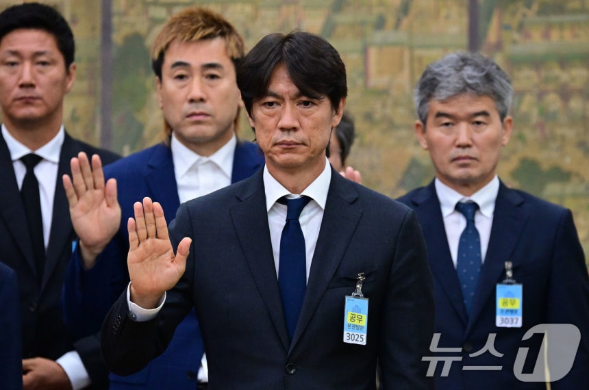 홍명보 전 축구대표팀 감독이 30일 국회 문화체육관광위원회에서 열린 대한축구협회 현안 관련 청문회에 증인으로 출석해 증인선서를 하고 있다. 맨 왼쪽은 김진규 전 대표팀 코치. /사진=뉴스1