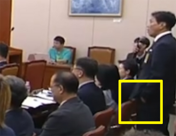 문진희 대한축구협회 심판위원장이 자신의 태도와 관련된 조국혁신당 김재원 의원 지적 이후 더불어민주당 의원석에서도 지적이 나오자, 왼손을 주머니에 꽂고 민주당 의원석을 쳐다보고 있다. 이 자세에 앞서 문진희 위원장은 더불어민주당 국회의원을 '거기'로 지칭하며 "거기는 끼지 마시고 좀, 아침부터"라고 말했다. /사진=청문회 영상 캡처