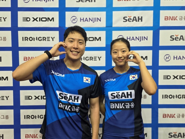 한국 탁구 혼합 복식 팀 임종훈-신유빈이 30일 충북 진천체육관에서 열린 2026 아시안게임 공개 훈련을 마치고 취재진과 인터뷰에 응했다. /사진=김동윤 기자