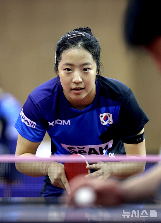 한국 탁구 국가대표 신유빈이 30일 충북 진천선수촌에서 열린 2026 아이치·나고야 아시안게임 탁구 대표팀 미디어데이에서 공개훈련을 하고 있다. /사진=뉴시스 제공