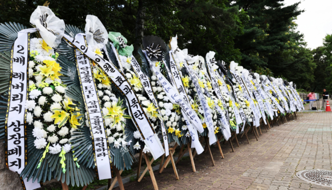 (서울=뉴스1) 이종수 기자 = 29일 서울 여의도 국회의사당 정문 앞에 주식시장 정상화를 위한 모임이 설치한 단일종목 레버리지 ETF 상장 폐지 촉구 근조화환이 설치돼 있다. 2026.7.29/뉴스1  Copyright © 뉴스1. All rights reserved. 무단 전재 및 재배포,  AI학습 이용 금지. /사진=(서울=뉴스1) 이종수 기자