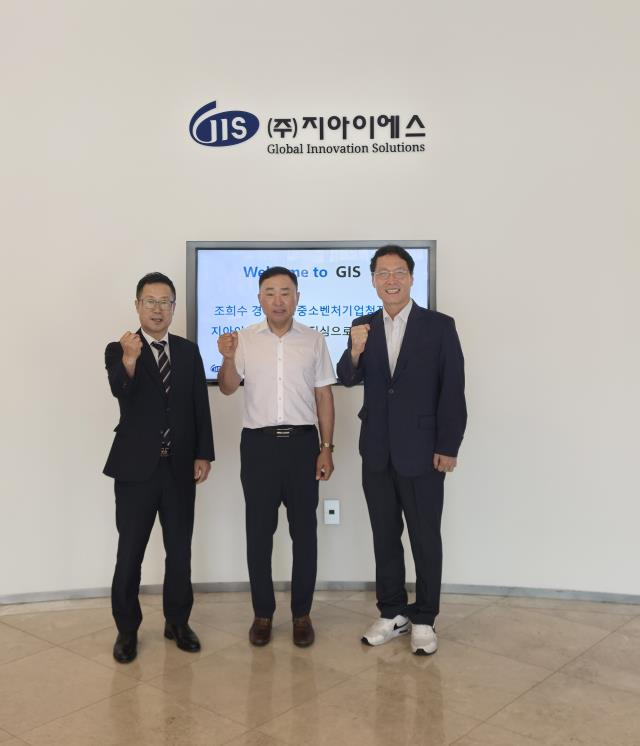 (왼쪽부터) 경기중소벤처기업연합회 최경용 회장, 지아이에스 황성일 의장, 경기지방중소벤처기업청 조희수 청장. 출처:지아이에스