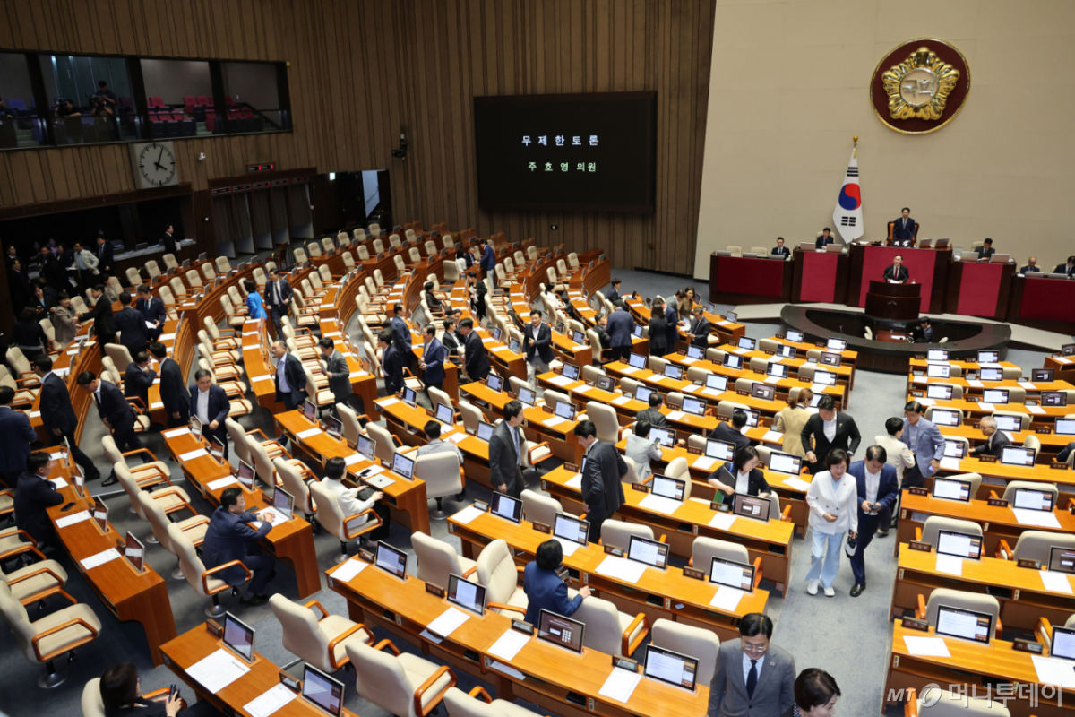 (서울=뉴스1) 신웅수 기자 = 주호영 국민의힘 의원이 30일 서울 여의도 국회에서 열린 제437회국회(임시회) 제3차 본회의에서 형사소송법 일부개정법률안(대안)에 대한 무제한 토론(필리버스터)에 돌입하자 더불어민주당 의원들이 퇴장하고 있다. 2026.7.30/뉴스1 Copyright © 뉴스1. All rights reserved. 무단 전재 및 재배포, AI학습 이용 금지. /사진=(서울=뉴스1) 신웅수 기자