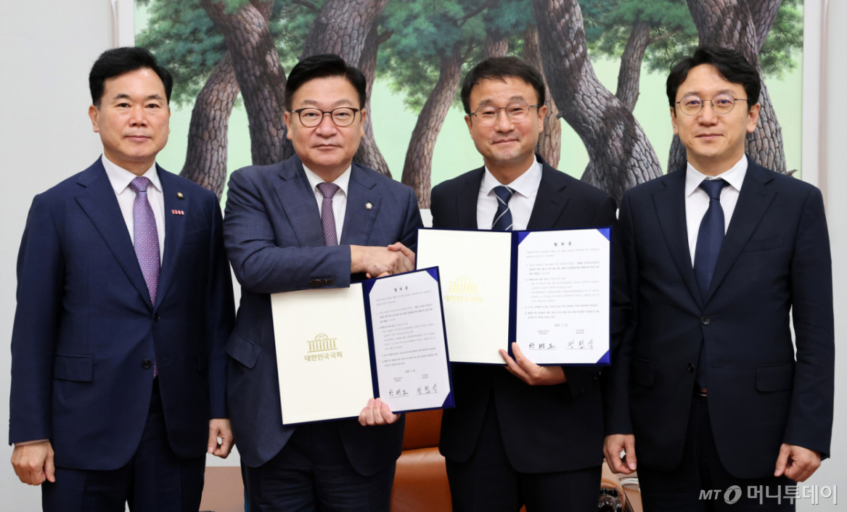 (서울=뉴스1) 신웅수 기자 = 한병도 더불어민주당 대표 직무대행 겸 원내대표와 정점식 국민의힘 원내대표가 21일 서울 여의도 국회 운영위원장실에서 제9회 전국동시지방선거 투표용지 부족 사태 등 선거관리 부실 사태의 진상규명을 위한 특별검사의 임명 등에 관한 법률안 합의문에 서명한 후 악수하고 있다. 왼쪽부터 김승수 국민의힘 원내수석부대표, 정 원내대표, 한 직무대행, 천준호 더불어민주당 원내운영수석부대표. (공동취재) 2026.7.21/뉴스1 Copyright © 뉴스1. All rights reserved. 무단 전재 및 재배포, AI학습 이용 금지. /사진=(서울=뉴스1) 신웅수 기자