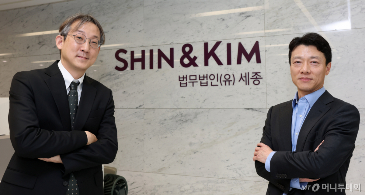 왼쪽부터 법무법인 세종 박용진 변호사, 진시원 수석전문위원 /사진=김창현 기자 chmt@