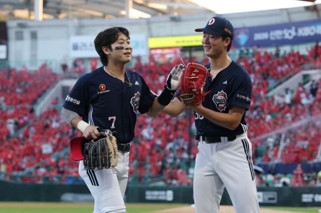 두산 베어스 최민석(오른쪽)이 30일 인천 SSG랜더스필드에서 열린 SSG 랜더스와 2026 신한 SOL KBO리그 방문경기에서 2회말 위기를 지우는 호수비를 펼친 박찬호를 더그아웃 앞에서 반기고 있다. /사진=두산 베어스 제공