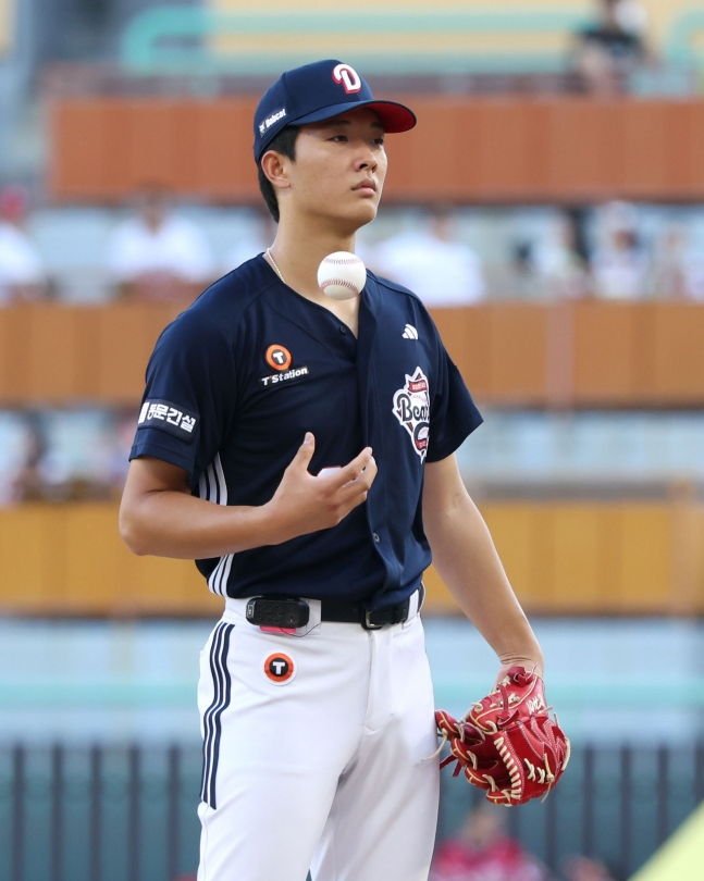 두산 베어스 최민석이 30일 인천 SSG랜더스필드에서 열린 SSG 랜더스와 2026 신한 SOL KBO리그 방문경기에 선발 등판해 경기가 뜻대로 되지 않자 답답한 표정을 짓고 있다. /사진=두산 베어스 제공