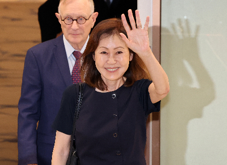 (인천공항=뉴스1) 김진환 기자 = 미셸 스틸(한국명 박은주) 신임 주한미국대사가 30일 인천국제공항 제2여객터미널을 통해 입국하며 손을 들어 인사하고 있다. 한국계 첫 여성 주한 미국대사로 지명된 미셸 스틸 대사는 1955년 서울에서 태어난 실향민 2세로 2020년과 2022년 캘리포니아주 연방하원의원에 두 차례 당선된 정치인 출신이다. 2026.7.30/뉴스1 Copyright © 뉴스1. All rights reserved. 무단 전재 및 재배포, AI학습 이용 금지. /사진=(인천공항=뉴스1) 김진환 기자
