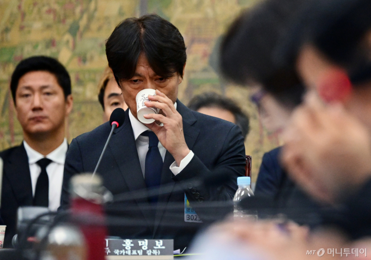 (서울=뉴스1) 국회사진기자단 = 홍명보 전 축구대표팀 감독이 30일 국회 문화체육관광위원회에서 열린 대한축구협회 현안 관련 청문회에 증인으로 출석해 물을 마시고 있다. 2026.7.30/뉴스1 Copyright © 뉴스1. All rights reserved. 무단 전재 및 재배포, AI학습 이용 금지. /사진=(서울=뉴스1) 국회사진기자단