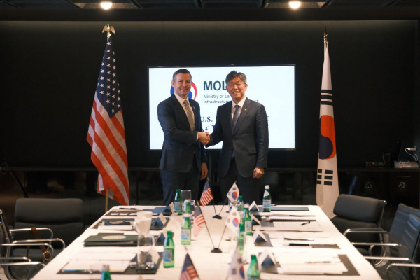 지난 7일(현지시간) 미국 워싱턴DC에서 김이탁 국토교통부 제1차관(오른쪽)과 카일 하우스트바이트 미국 에너지부 차관이 악수하고 있다. /사진 제공=국토교통부