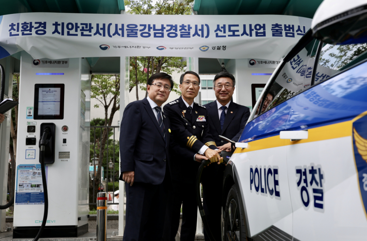김성환 기후에너지환경부 장관과 유재성 경찰청장 직무대행, 윤호중 행정안전부 장관(왼쪽부터)이 30일 오전 서울 강남경찰서에서 열린 친환경 치안관서 선도사업 출범식에서 경찰차 충전시연을 하고 있다. /사진=뉴시스