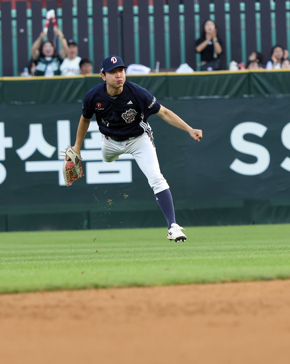 두산 베어스 정수빈이 30일 SSG 랜더스전에서 홈에 강력한 송구를 뿌려 주자를 잡아내고 있다. /사진=두산 베어스 제공