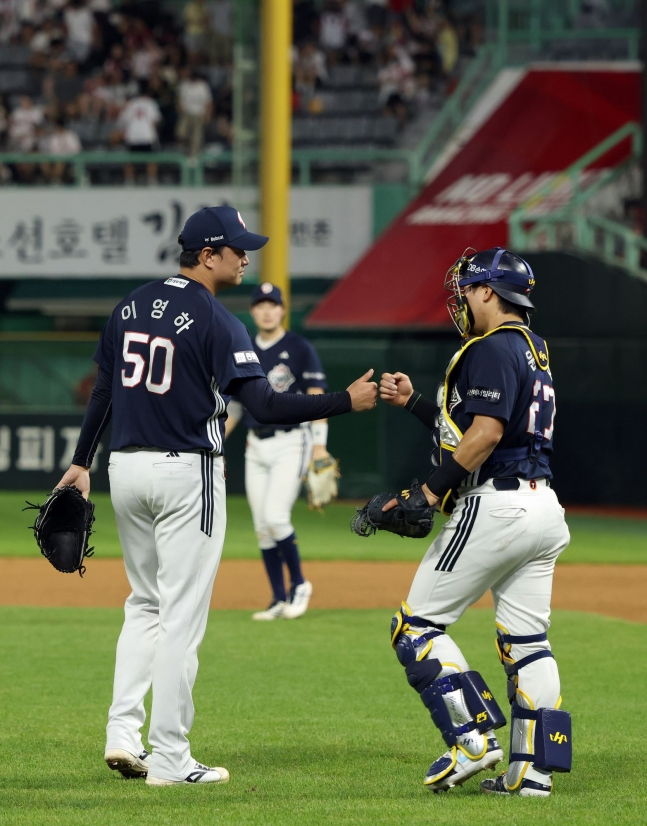 두산 베어스 이영하(왼쪽)가 30일 인천 SSG랜더스필드에서 열린 SSG 랜더스와 2026 신한 SOL KBO리그 방문경기에서 승리를 확정짓고 포수 윤준호와 하이파이브를 나누고 있다. /사진=두산 베어스 제공