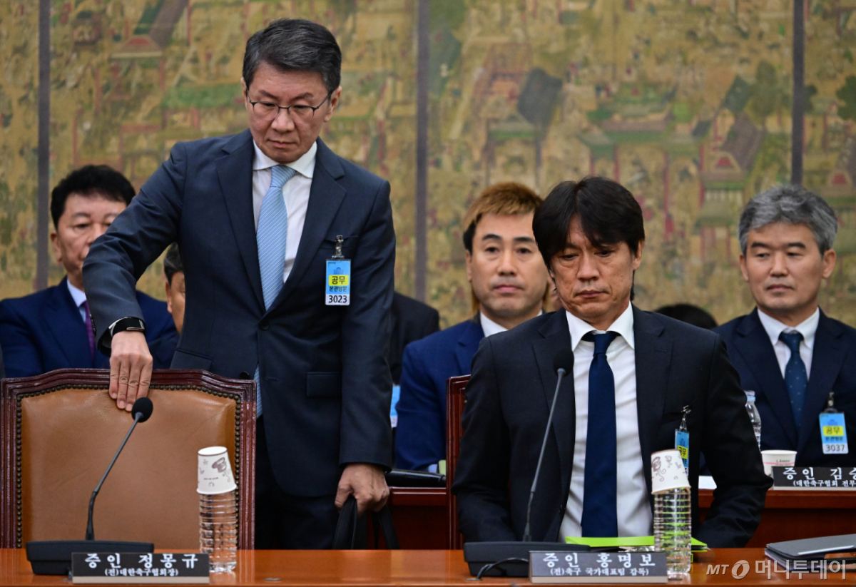 [서울=뉴시스] 국회사진기자단 = 정몽규 전 대한축구협회장과 홍명보 전 축구대표팀 감독이 30일 서울 여의도 국회 문화체육관광위원회에서 열린 대한축구협회 현안 관련 청문회에 증인으로 출석하고 있다. 2026.07.30. photo@newsis.com /사진=김근수