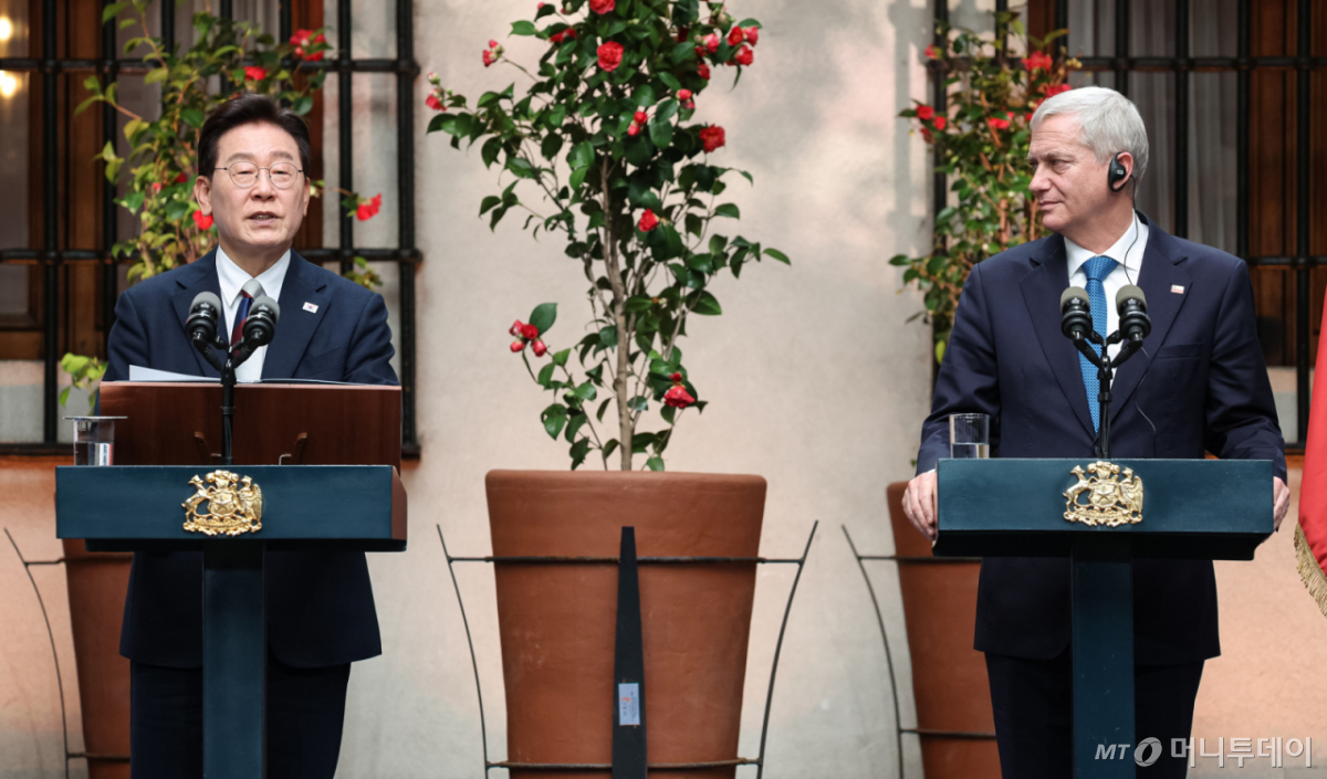 (산티아고(칠레)=뉴스1) 허경 기자 = 이재명 대통령과 호세 안토니오 카스트 칠레 대통령이 30일(현지시간) 산티아고 대통령궁에서 공동언론발표를 하고 있다. 2026.7.31/뉴스1 Copyright © 뉴스1. All rights reserved. 무단 전재 및 재배포, AI학습 이용 금지. /사진=(산티아고(칠레)=뉴스1) 허경 기자