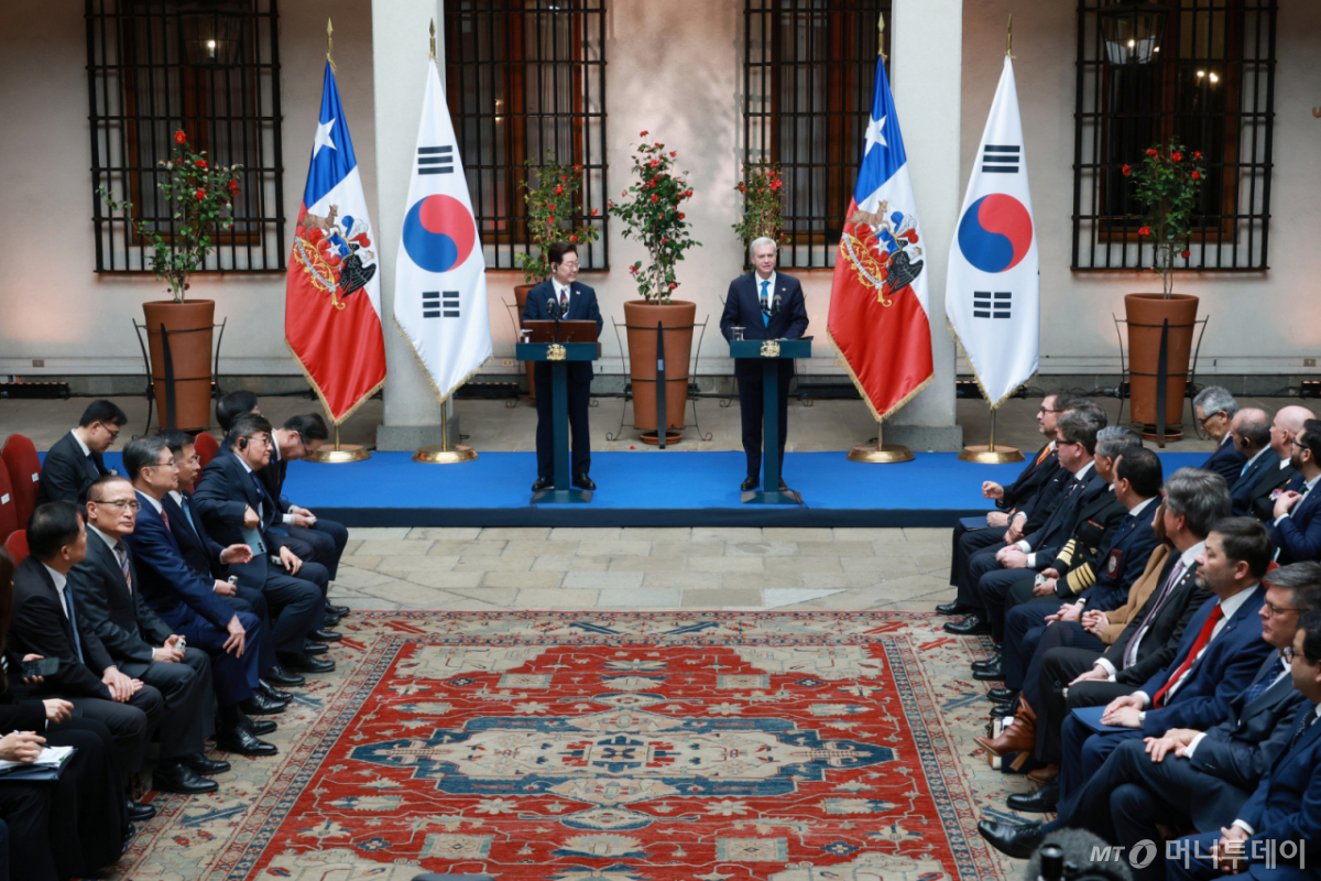 [산티아고=뉴시스] 김진아 기자 = 이재명 대통령과 호세 안토니오 카스트 칠레 대통령이 30일(현지 시간) 산티아고 대통령궁에서 공동언론발표를 하고 있다. 2026.07.31. bluesoda@newsis.com' /사진=