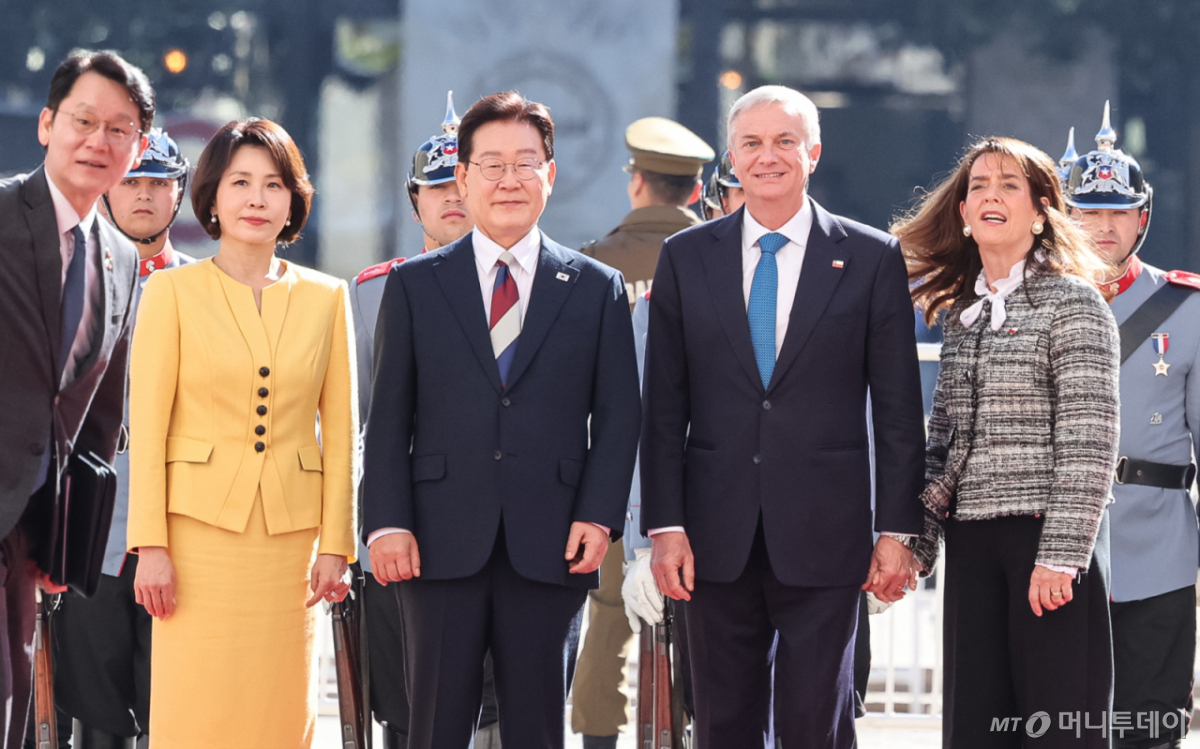 (산티아고(칠레)=뉴스1) 허경 기자 = 이재명 대통령과 김혜경 여사가 30일(현지시간) 칠레 산티아고 대통령궁에서 열린 공식환영식에 참석해 있다. 왼쪽부터 김 여사, 이 대통령, 호세 안토니오 카스트 대통령, 마리아 피아 아드리아솔라 여사. 2026.7.31/뉴스1 Copyright © 뉴스1. All rights reserved. 무단 전재 및 재배포, AI학습 이용 금지. /사진=(산티아고(칠레)=뉴스1) 허경 기자