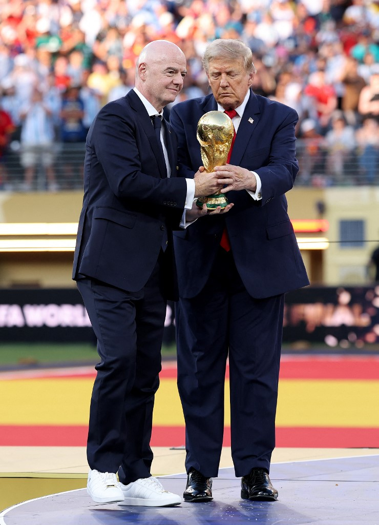 지난 2026 국제축구연맹(FIFA) 북중미 월드컵 시상식 당시 잔니 인판티노(왼쪽) FIFA 회장과 도널드 트럼프 미국 대통령. /AFPBBNews=뉴스1