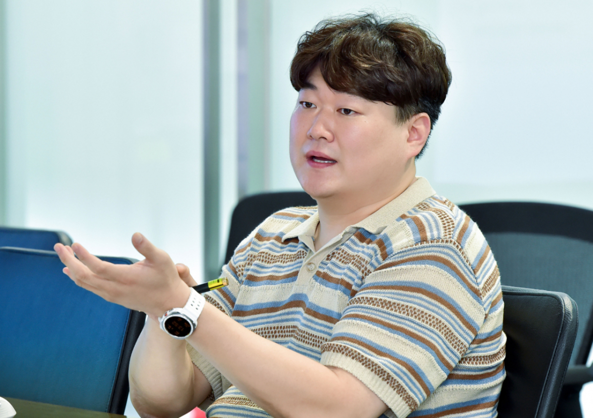 윤형석 LG화학 엔지니어링소재 개발운영팀장이 지난달 15일 엔지니어링 플라스틱에 대해 설명하고 있다./사진=LG화학