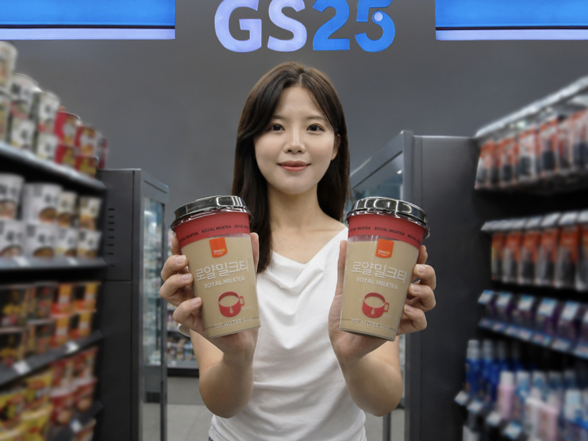 GS25는 지난 29일 RTD(Ready To-Drink) 컵음료 신상품 ‘유어스로얄밀크티’를 출시했다고 31일 밝혔다./사진제공=GS리테일
