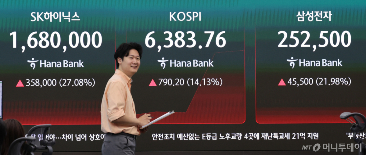 31일 서울 중구 하나은행 딜링룸 전광판에 SK하이닉스와 삼성전자 주가가 나타나고 있다. 이날 코스피 지수는 전장 대비 64.23포인트(1.15%) 오른 5,657.79로 출발해 단숨에 6천선을 돌파했다./사진=뉴스1