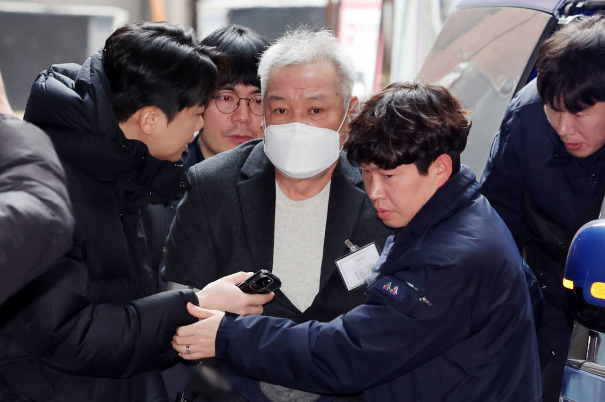 '건진법사' 전성배 씨가 지난 1월19일 오전 서울 서초구 관봉권 띠지 분실 의혹을 수사하는 안권섭 상설특검팀 사무실에 참고인 신분으로 출석하고 있다. /사진=뉴시스.