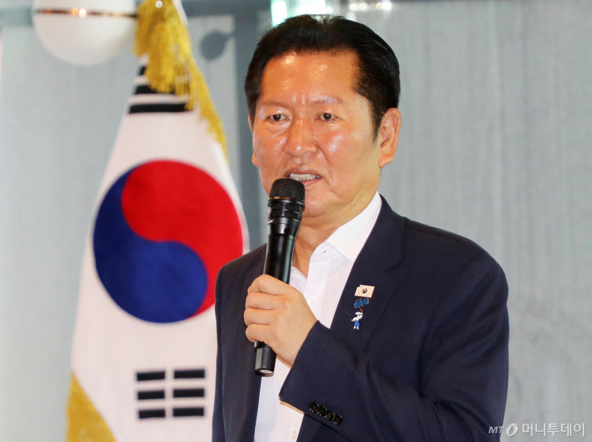 (제주=뉴스1) 오미란 기자 = 더불어민주당 대표 선거에 출마한 정청래 전 대표가 30일 오후 제주시 노형동의 한 카페에서 열린 당원 간담회에서 발언하고 있다. 2026.7.30/뉴스1 Copyright © 뉴스1. All rights reserved. 무단 전재 및 재배포, AI학습 이용 금지. /사진=(제주=뉴스1) 오미란 기자