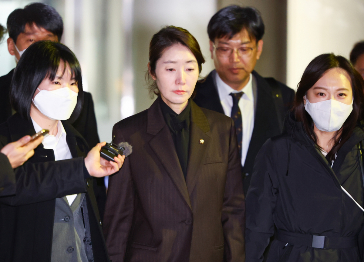 공천 헌금 1억 원을 수수한 혐의를 받는 강선우 무소속 의원이 지난 3월3일 오후 서울 서초구 서울중앙지방법원에서 열린 구속 전 피의자 심문(영장실질심사)를 마친 뒤 법원을 나서고 있다. /사진=뉴시스.