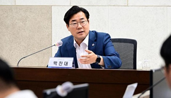 박찬대 인천시장이 30일 시청 영상회의실에서 열린 'AI 커넥티드 모빌리티 TF 점검회의'에서 추진상황을 점검하고 있다./사진제공=인천시