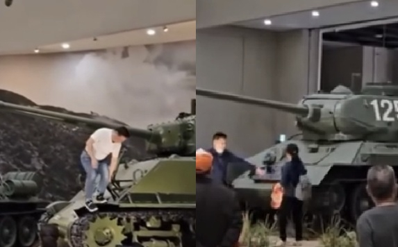 한 남성은 탱크 바퀴를 밟고 올라가 사진을 찍었고, 바로 옆에서는 한 커플이 탱크 바로 앞에서 사진을 찍었다/사진=SNS 갈무리