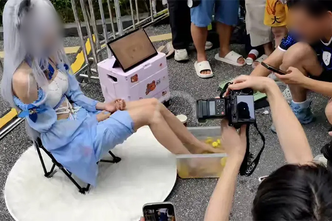 중국의 한 대형 코스프레 행사에서 여성 코스플레이어들이 맨발을 담근 레몬물을 잔당 1만원에 판매해 논란이 일었다. /사진=중국 SNS(소셜미디어)